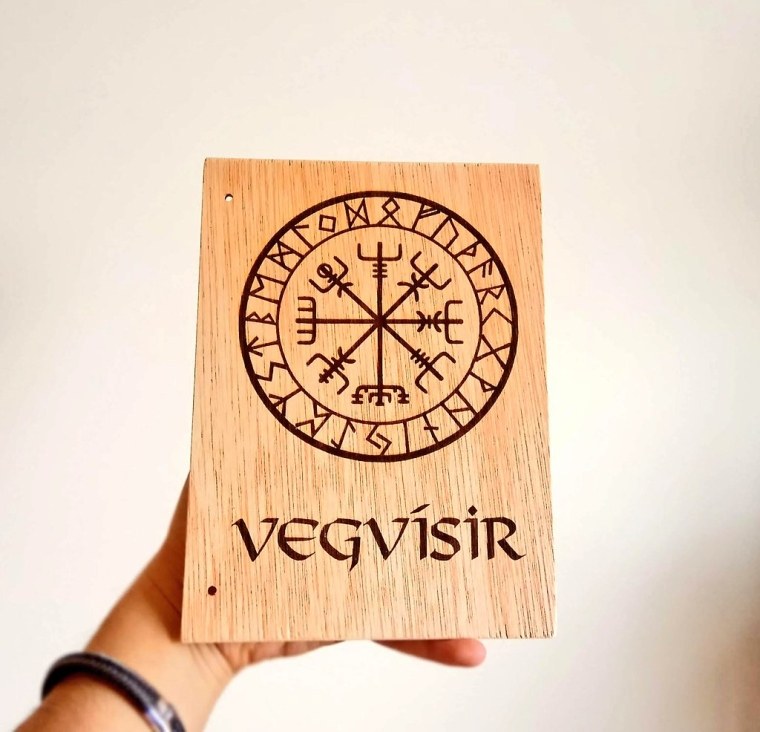 vegvisirの意味を持つ装飾のアイデア