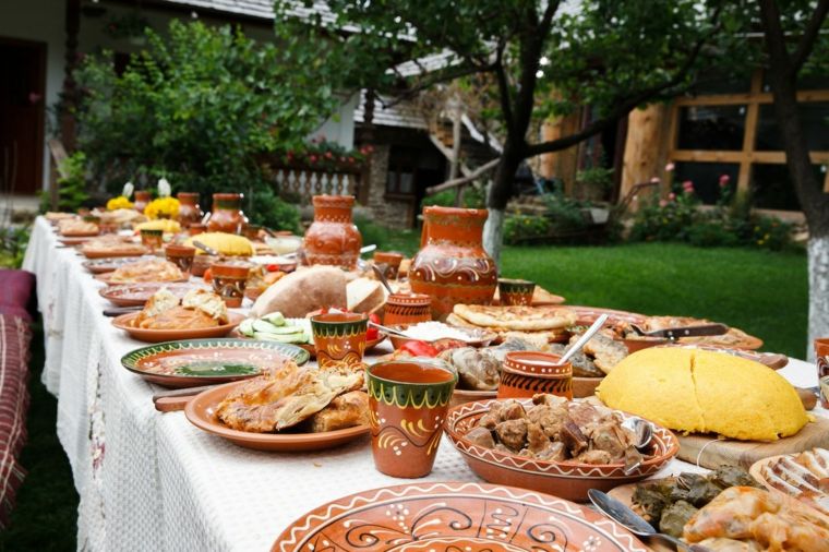 Stalas su tradicine moldaviška virtuve