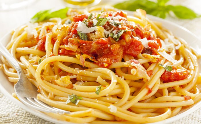 spagečiai-pomidorai ir česnakai