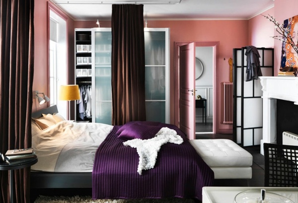 ružičasti zidni pogled udoban veliki krevet