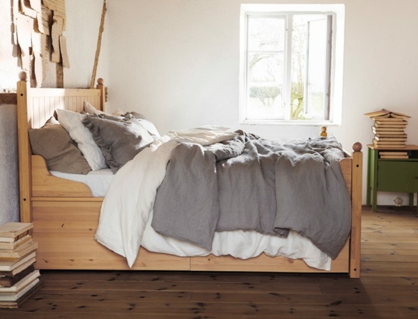 jednokrevetna soba s pogledom na drveni krevet