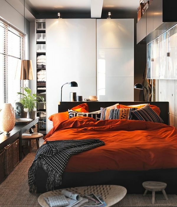 pogled veliki krevet donje rublje narančasti krevet mala spavaća soba