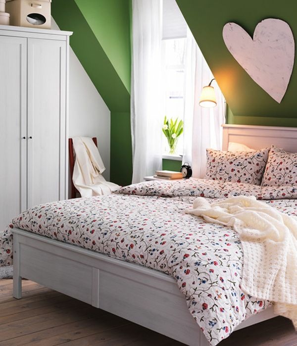Zeleni zidovi veliki bijeli krevet u obliku srca