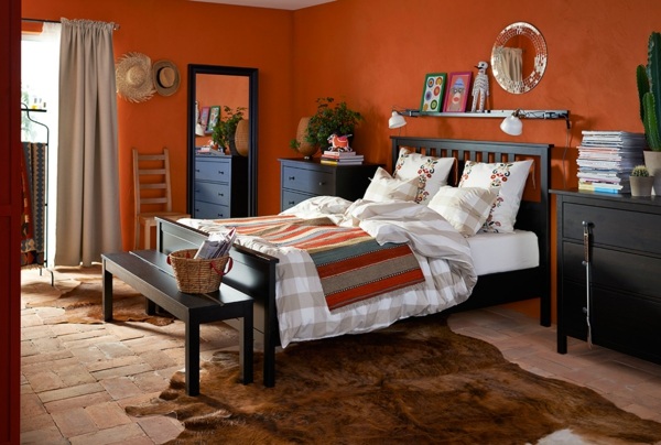 narančasti zidovi tamni namještaj spavaća soba