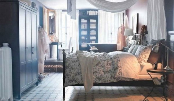 ženska spavaća soba s metalnim krevetom