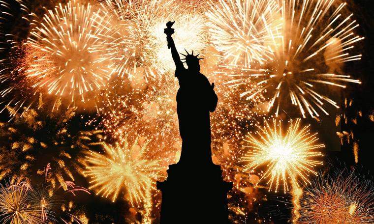 Fuochi d'artificio della libertà della statua del nuovo anno