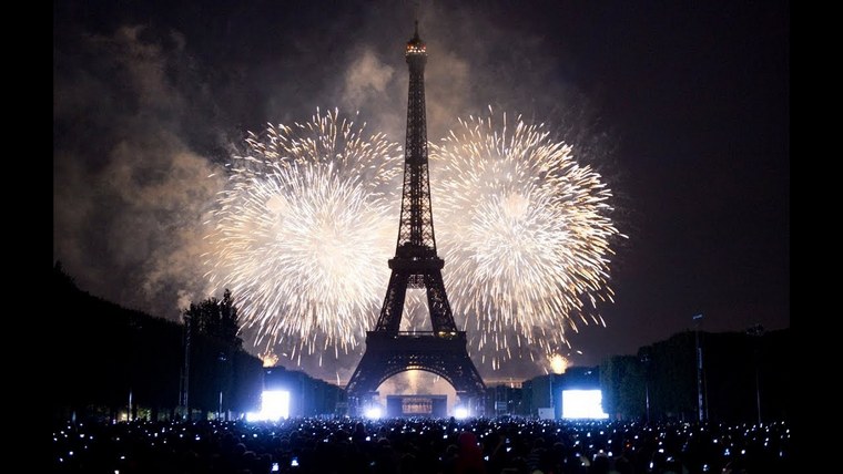 torre eiffel fuochi d'artificio capodanno