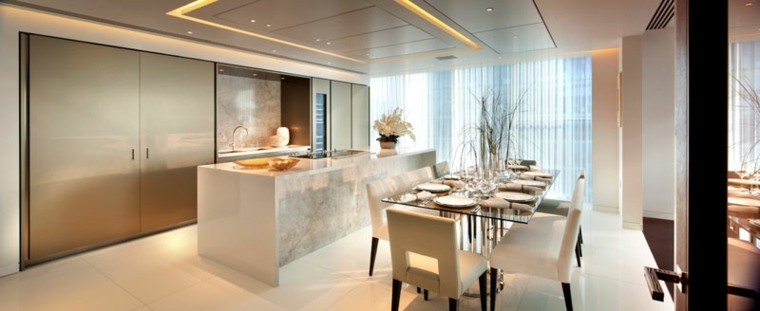 prabangūs mansardos Londono apartamentai virtuvės salos valgomojo stalas