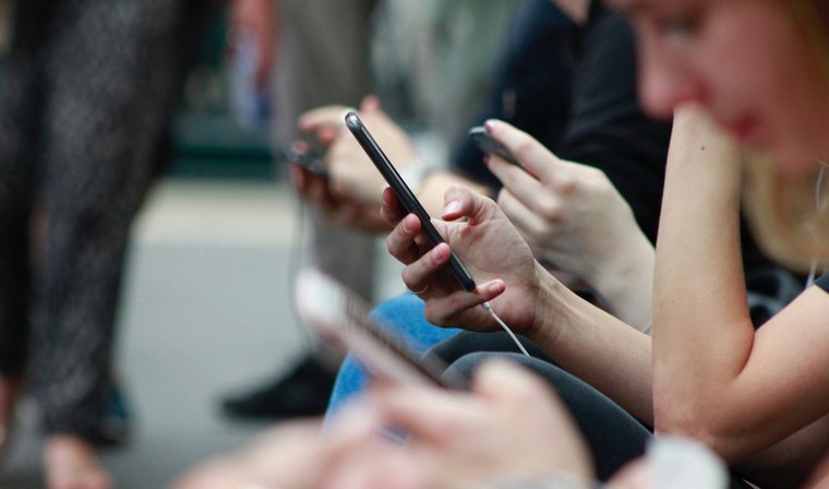 milyen veszélyt jelent a mobiltelefonok állandó használata