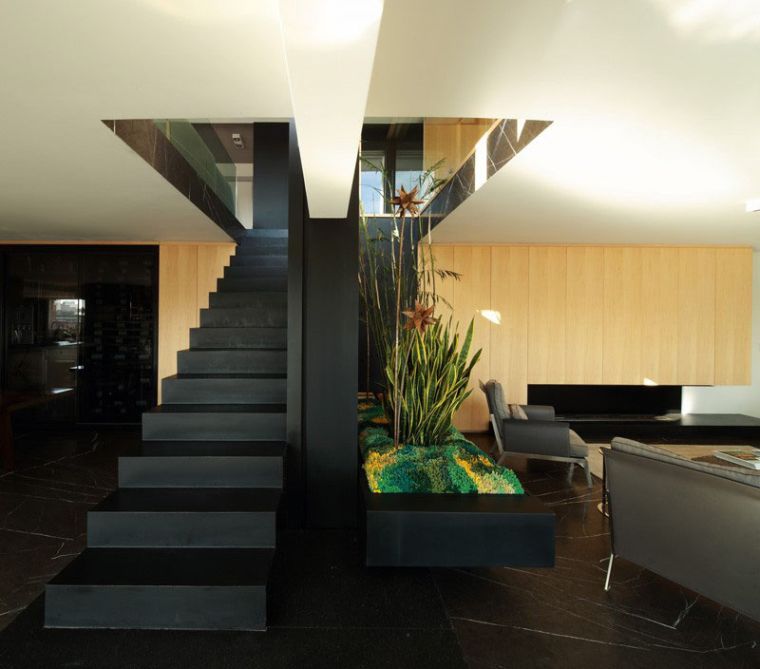 belső lépcsőház-fekete-kő-tervező-ház-építész-remy