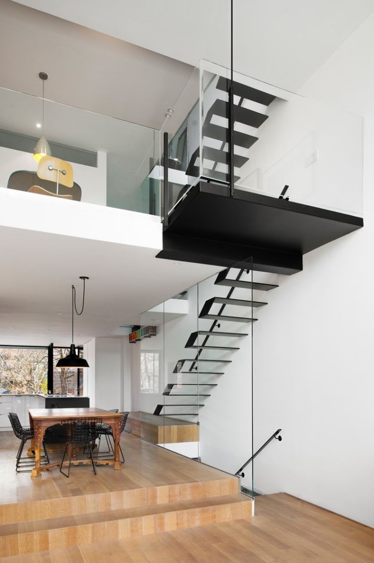 fekete-üveg-fém-lépcső-felújítás-káposzta-ház