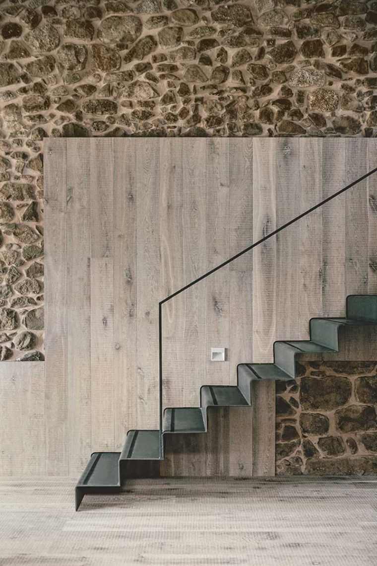 lépcsőház-kő-fém-fa-modern-design-belső-felújított-ház-dom