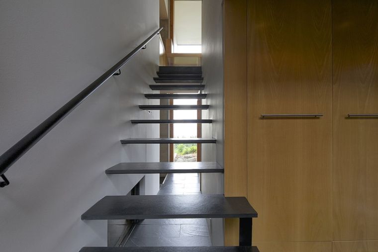belső-lépcső-fekete-és-fa-fém-simcic-korlát