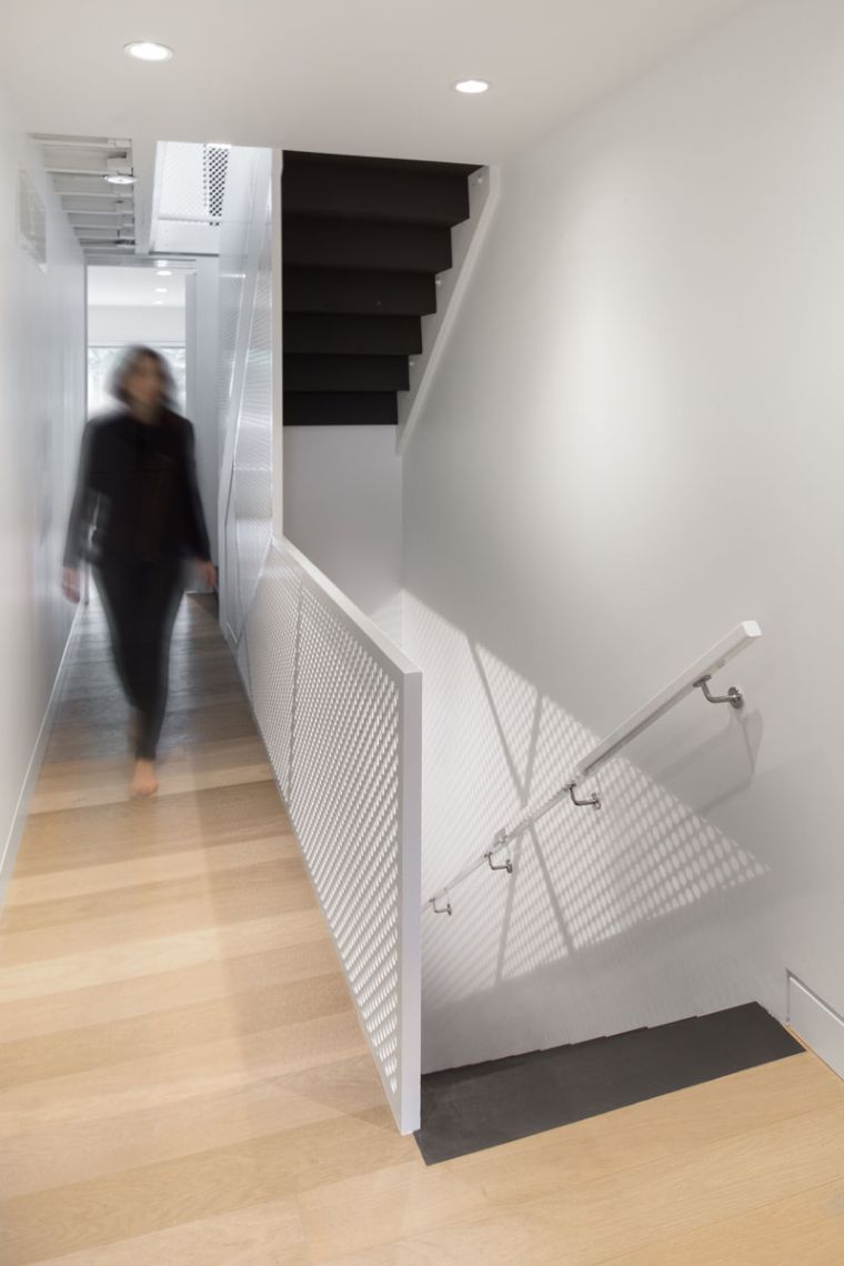 lépcsőház-fa-és-fekete-fehér-belső-modern-ház-oszlop