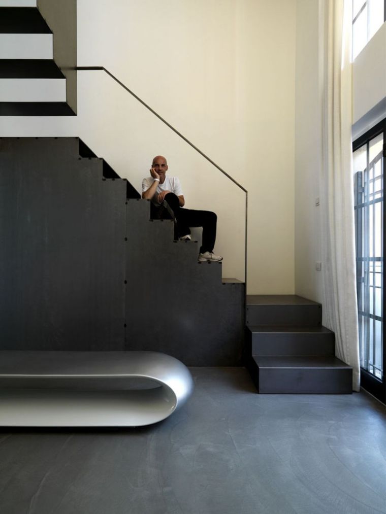 lépcsőház-ipari-design-fekete-belső-delrosso