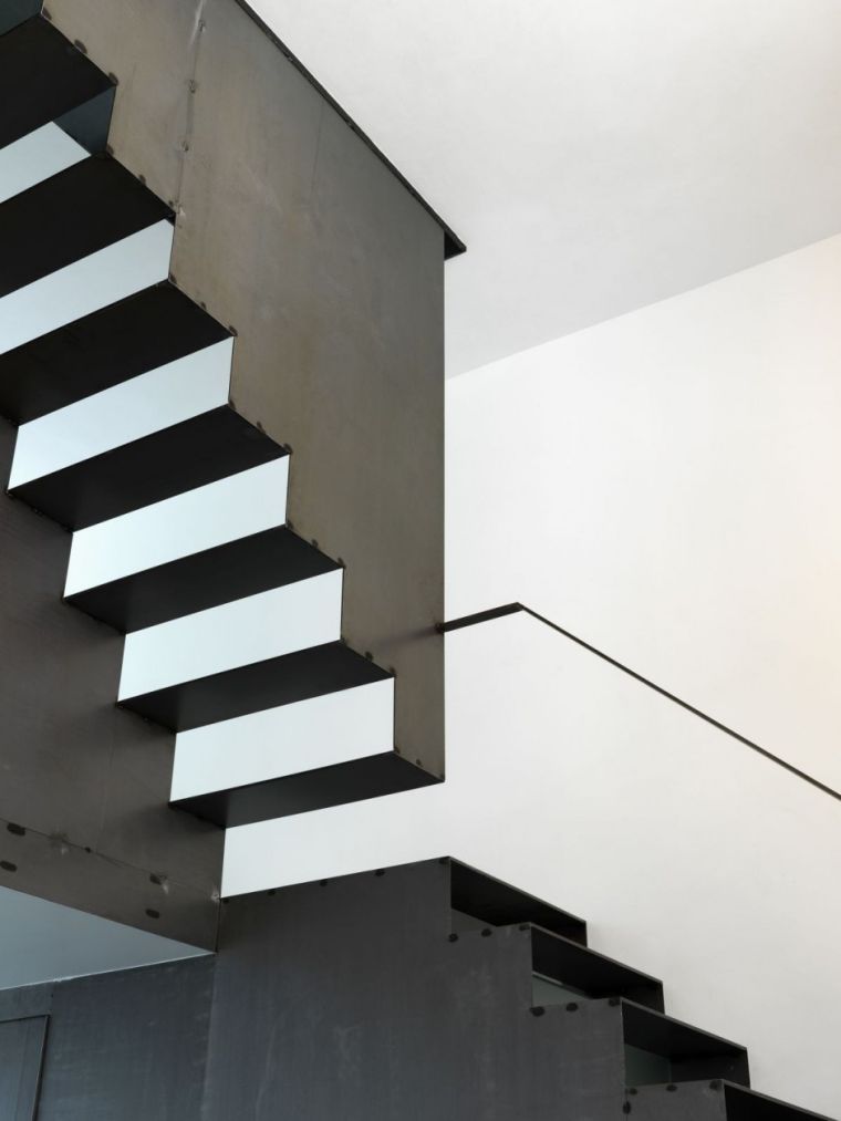 ipari lépcsőház-fekete-festék-deco-loft-delrosso