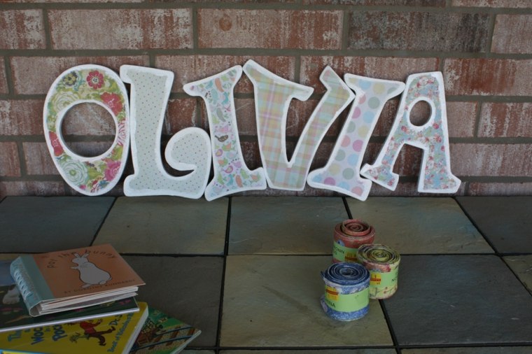 medinės raidės pavadinimo dekoravimas mergaitės kambarys