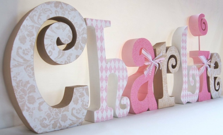 raidės vardas medinėmis dekoratyvinėmis raidėmis kūdikio kambariui