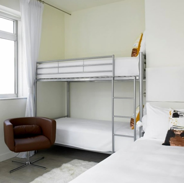 kožna stolica na kat krevet ideja za uređenje malog prostora