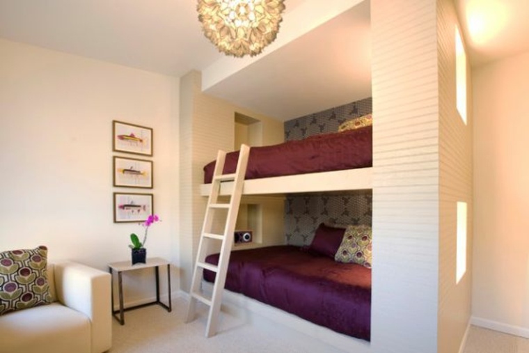 Ideja mali apartmanski krevet za uređenje bijelog zida u naslonjaču