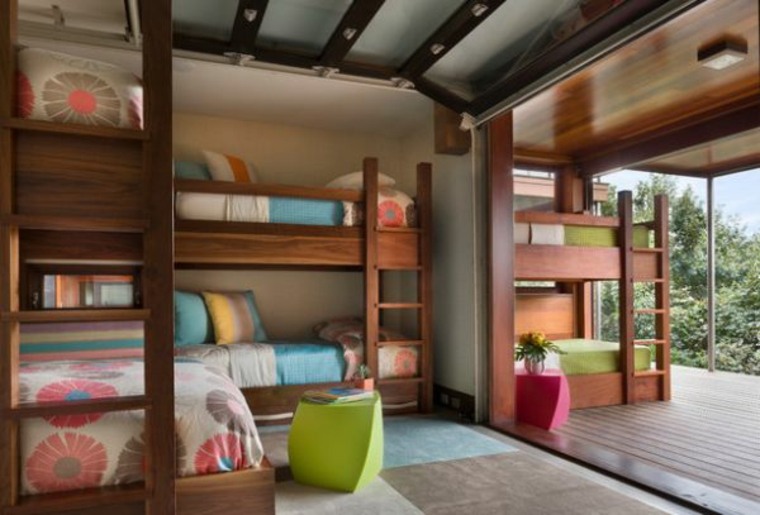 Ideja za spavaću sobu krevet na kat drvene ljestve podna prostirka