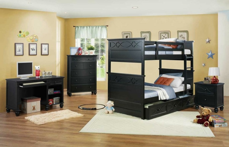 uredite mali prostor spavaća soba krevet na kat crni drveni tepih bijeli pod