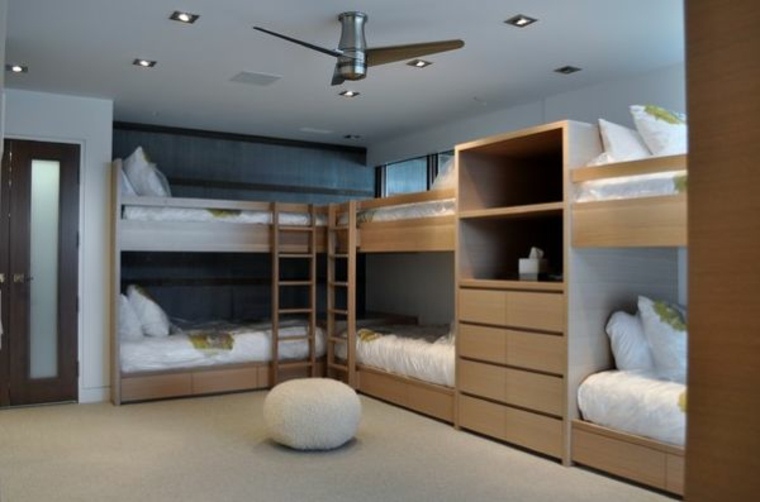 ideja mali prostor krevet urediti drvena fotelja