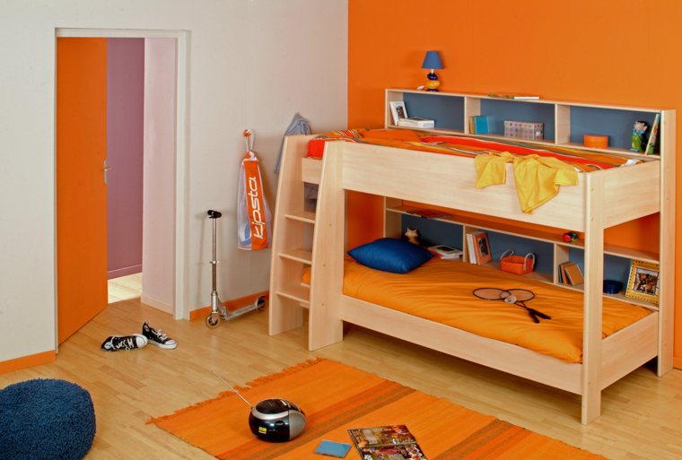 ideja za dizajn spavaće sobe prostor krevet na kat drvo narančasta podna prostirka