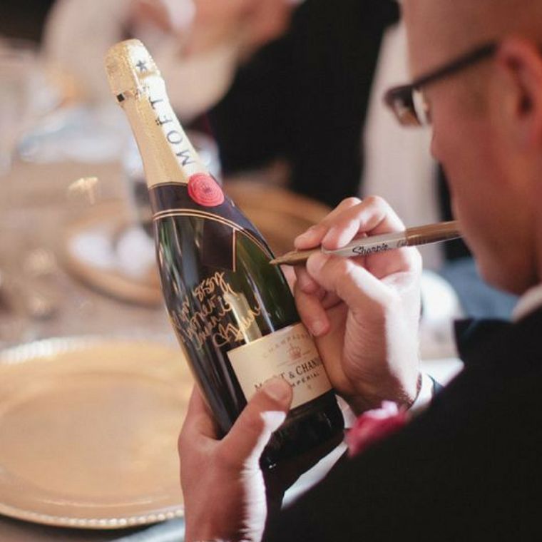 esküvői vendégkönyv-ötlet-pezsgő-üveg-bor