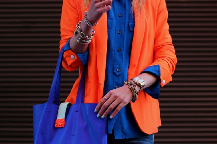 modern nő néz kék táska narancssárga kabát rongy-és-csont-top-jcrew-farmer