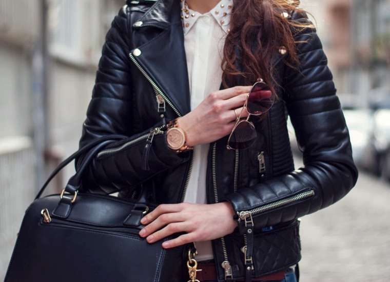 nő rock kinézetű bőrkabát táska modern bőróra napszemüveg