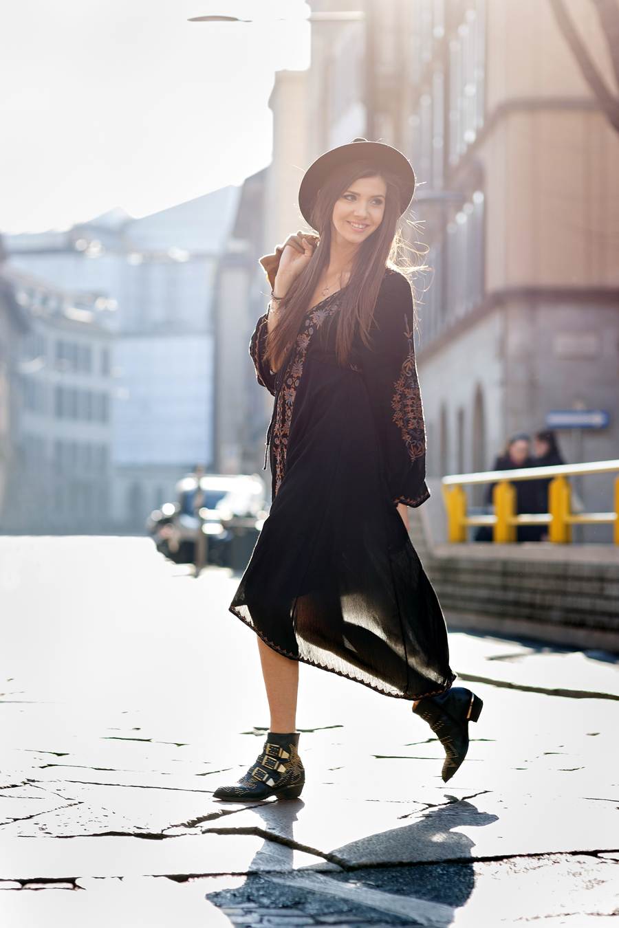 rock megjelenés nő ötlet hosszú fekete ruha mintával