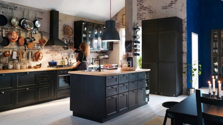 idea di design per cucina in stile industriale lampada a sospensione industriale con layout a isola centrale