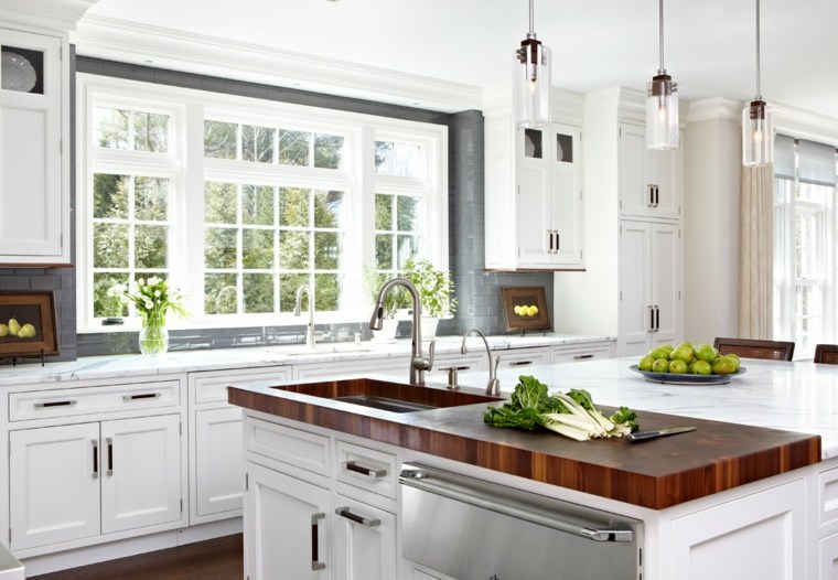 Isola centrale della cucina IKEA con superficie in legno e lavello integrato Idee per mobili da cucina ikea lampade a sospensione dal design moderno per interni