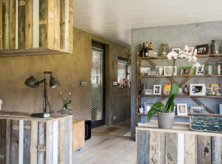 medinių padėklų dekoravimo pavyzdys virtuvės baro idėjos medžio dailylentės idėjos natūrali atmosfera