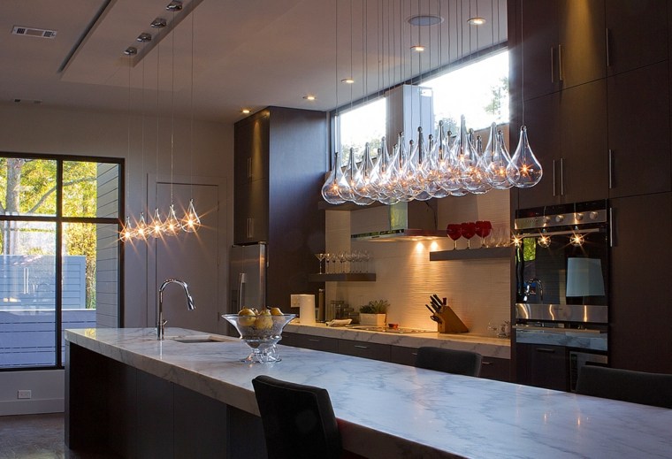 pakabinamas šviesa virtuvės interjero apšvietimas