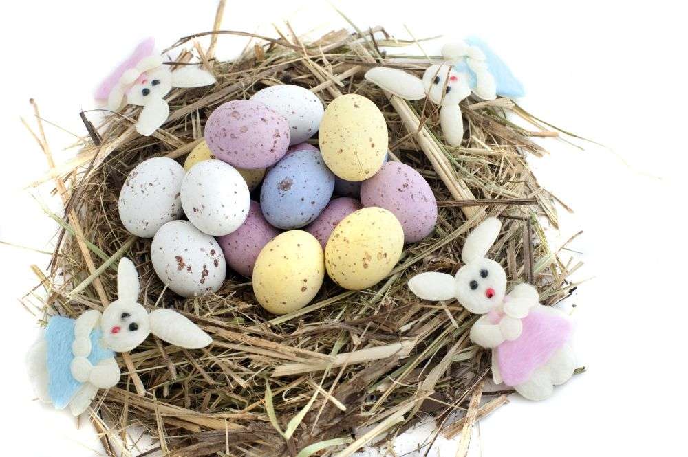 Uskrs nedjelja gnijezdo zečevi začinsko bilje jaja deco stol sa četiri uskršnja zečića