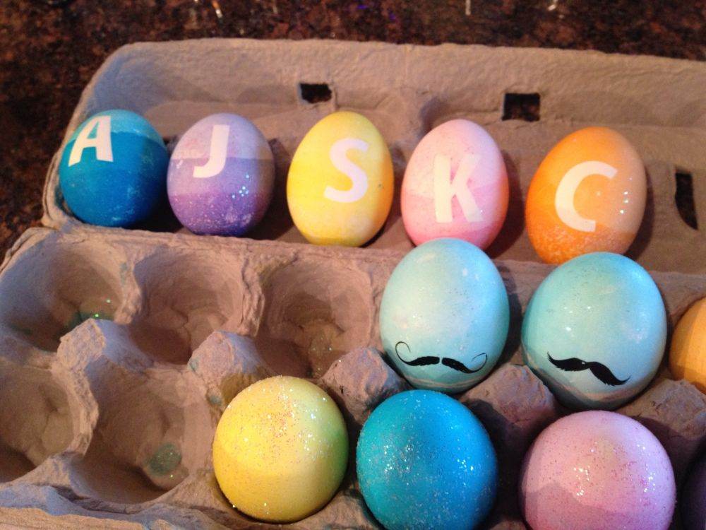 Uskrs nedjelja ukrašena jajima početni posjetitelji