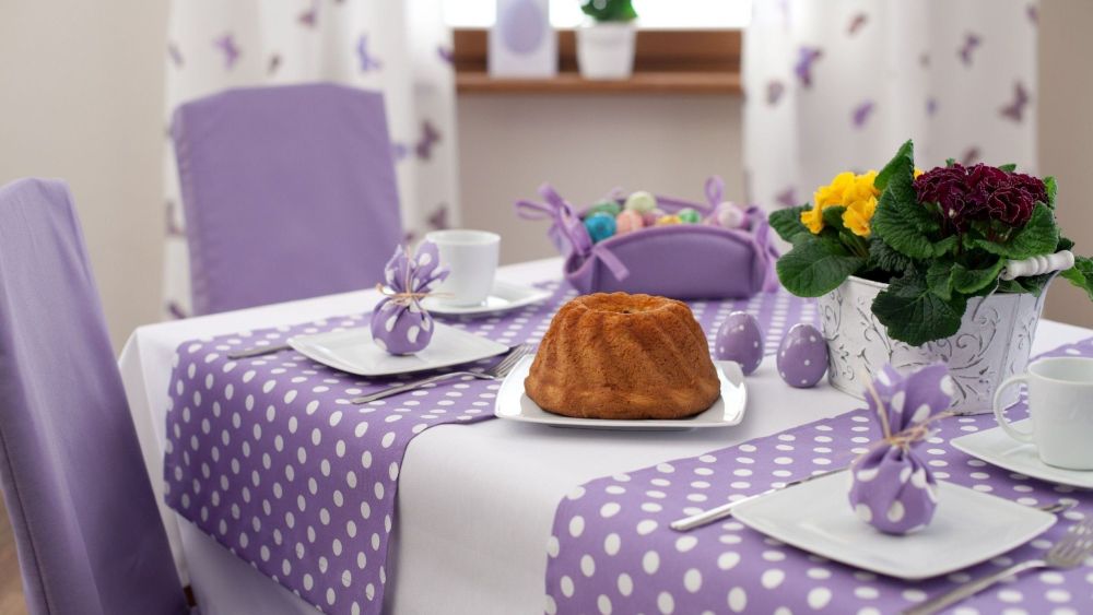 violetinis Velykų namų stalas