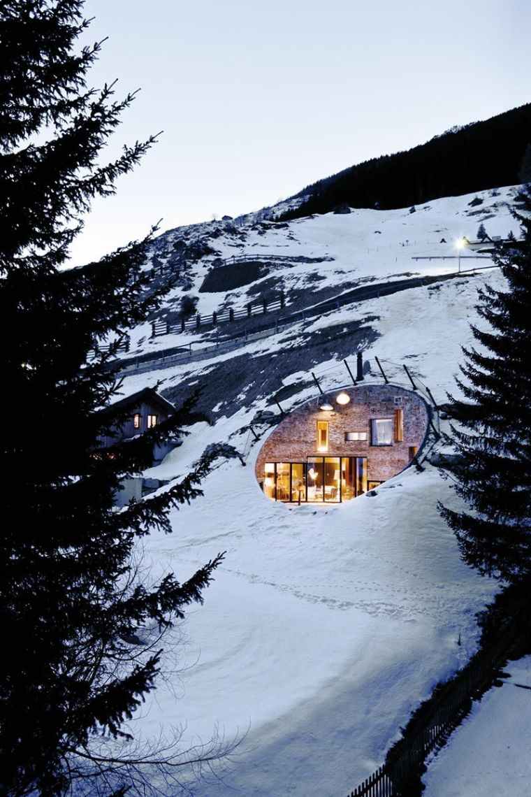 ヴァルスのスイスの地下の家