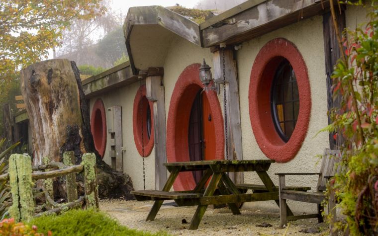 „Hobbit Motel“ išorė ir miegamasis