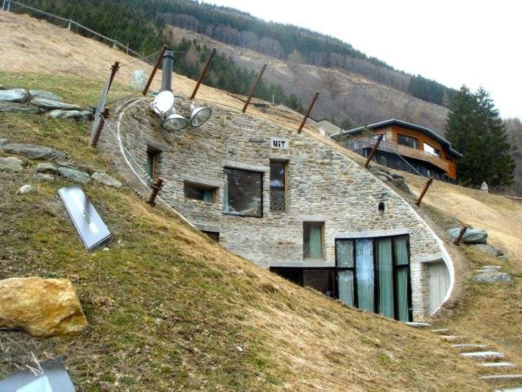 スイスの石造りの家の外観