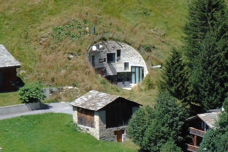 石のスイスの地下の家