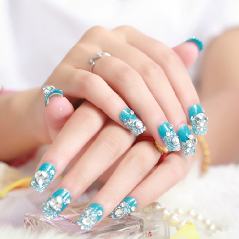 manicure-matrimonio-colore-turchese-pietre-preziose-abbondanza