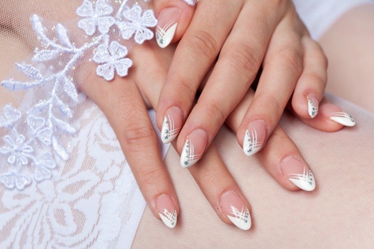 wedding-manicure-elegante-unghie-a-punta-modelli-abito-da-sposa