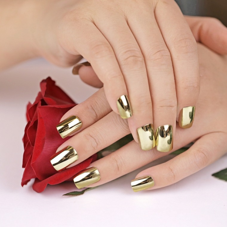 moderno-trendy-manicure-colore-oro