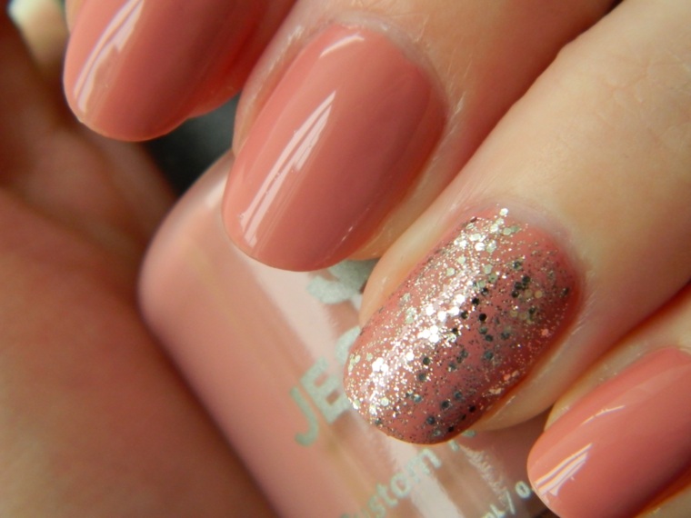 manicure-unghie-matrimonio-leggermente-appuntite-colore-salmone-anello-scintilla