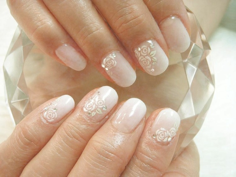 manicure da sposa colore bianco rosa modelli piccoli occhiali che imitano i diamanti