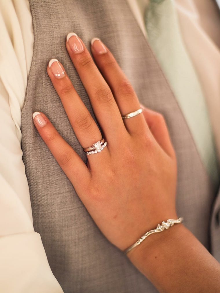 manicure-matrimonio-vernice-trasparente-bordo-bianco-tenerezza-eleganza