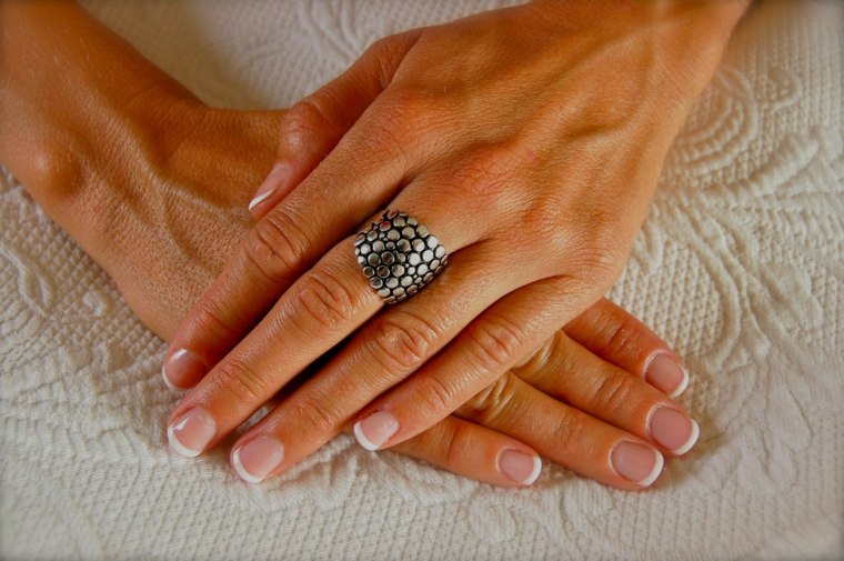 elegante manicure da sposa classica francese